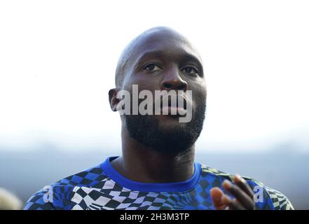 Foto del file datata 28-08-2021 del Chelsea Romelu Lukaku si riscalda in campo prima della partita della Premier League ad Anfield, Liverpool. Thomas Tuchel spera di far tornare Timo Werner e Romelu Lukaku dalle ferite dopo la pausa internazionale - ma il boss del Chelsea ha rivelato Mateo Kovacic è l'ultimo dei suoi giocatori a essere emarginato. Data di emissione: Venerdì 29 ottobre 2021. Foto Stock