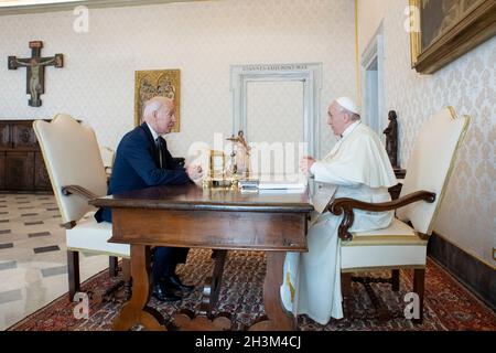 Città del Vaticano, Italia. 29 ottobre 2021. Il presidente degli Stati Uniti Joe Biden, a sinistra, incontra sua Santità Papa Francesco, proprio in Vaticano venerdì 21 ottobre 2021. Credito obbligatorio: Divisione produzione fotografica via CNP/dpa/Alamy Live News Foto Stock