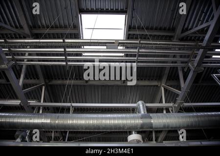 Tema industriale. Griglia di ventilazione nel soffitto Foto Stock