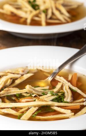 Zuppa di pancake austriaca in un piatto Foto Stock