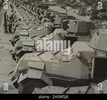 Una foto d'epoca intorno al gennaio 1942 che mostra una linea di auto blindate dell'esercito britannico Marmon-Herrington nella giungla durante l'invasione giapponese della Malaya e la caduta di Singapore Foto Stock