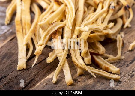 Strisce di pancake a fette su legno Foto Stock