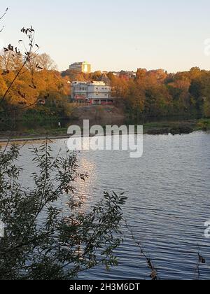 Camminando lungo il fiume Ruhr a Mülheim Foto Stock