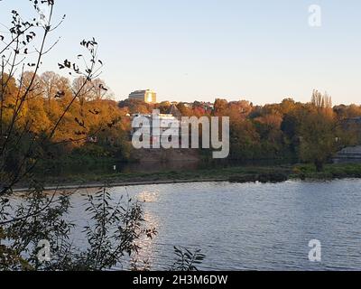 Camminando lungo il fiume Ruhr a Mülheim Foto Stock