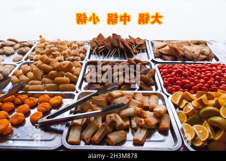 Vassoi di snack misti e snack, eventualmente snack salati, in vendita in un negozio nella cinta muraria antica città cinese (antica città fortificata) di Songpan nel nord del Sichuan, Cina. (125) Foto Stock