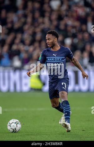 LONDRA, INGHILTERRA - OTTOBRE 27: Raheem Sterling della palla di controllo di Manchester City durante il round della Coppa Carabao del 16 tra West Ham United e Man Foto Stock