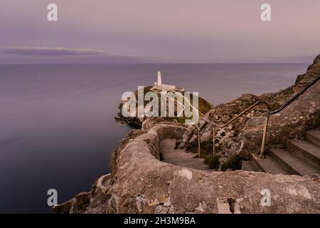 Alba e tramonto al faro di South Stack nel Galles del Nord, Regno Unito. Foto Stock