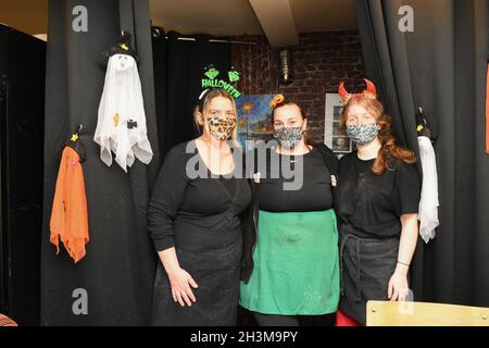 Bantry, West Cork, Irlanda. 29 ottobre 2021. Venerdì scorso, la Bantry Business Association ha ospitato uno Spooky Dress Up Day in Bantry. Credit: Karlis Dzjamko/Alamy Live News Foto Stock