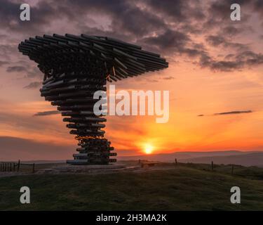 Tramonto su Burnley da Crown Point al The Singing Ringing Tree, Lancashire. Foto Stock