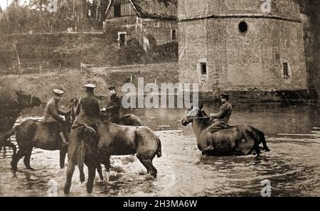 Immagine storica del giornale della prima Guerra Mondiale presa alla sede veterinaria britannica, Francia, esercitando cavalli feriti durante la loro convalescenza. Sono stati istituiti diversi ospedali veterinari di base, tra cui quelli di la Chapelle-aux-Pots, le Havre, Abbeville e Rouen. Nel 1917 la sede centrale è stata trasferita in Italia. Nel 1918 erano presenti decine di unità AVC che operavano sul fronte o in prossimità di questo Foto Stock