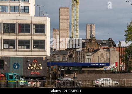 Stazione ferroviaria di Charing Cross con lavori in corso sullo sfondo a Glasgow, Scozia Foto Stock