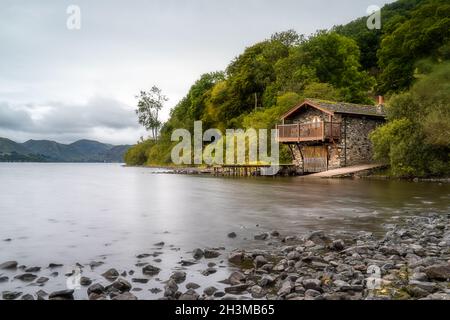 Il Boathouse a Ullswater ha preso con una lunga esposizione per lisciare fuori l'acqua nel lago di Ullswater nel parco nazionale del distretto del lago, Inghilterra. Foto Stock
