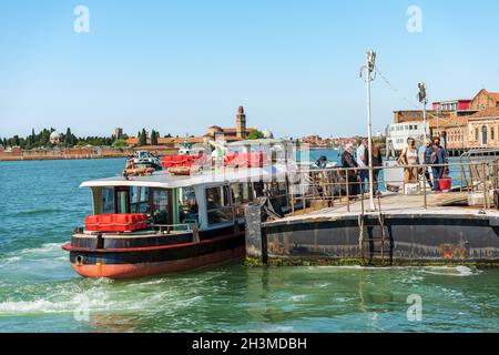 Stazione dei traghetti dell'isola di Murano chiamata Punta Faro, laguna di Venezia. Sullo sfondo l'isola di San Michele. Veneto, Italia, Europa. Foto Stock