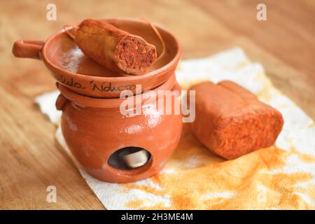 scaldanduja uno strumento calabrese in terracotta per riscaldare la nduja  con i pasti Foto stock - Alamy