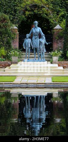 Statua di Diana Principessa del Galles nel Giardino sommerso Kensington Palace Londra Inghilterra Regno Unito inaugurata nel 2021 Foto Stock