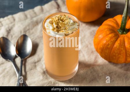 Torta di zucca surgelata fatta in casa con panna montata Foto Stock