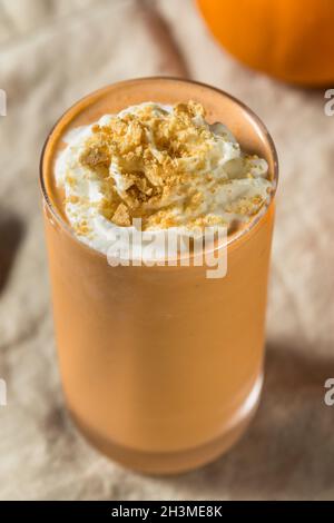Torta di zucca surgelata fatta in casa con panna montata Foto Stock