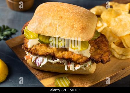 Sandwich Schnitzel con pollo alla tedesca fatto in casa con patatine Foto Stock