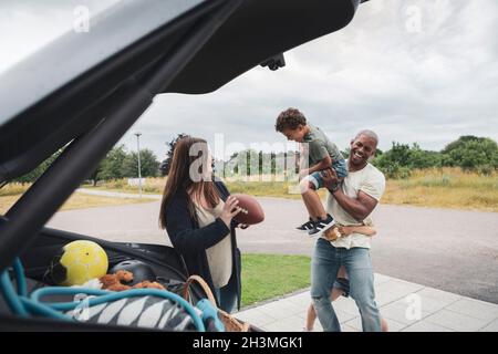 Uomo allegro che gioca con i bambini da donna Foto Stock