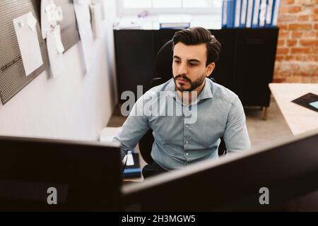 Imprenditore maschile che lavora in ufficio creativo Foto Stock
