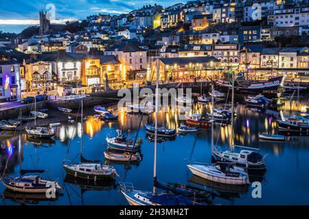 Brixham città e porto al crepuscolo. Foto Stock