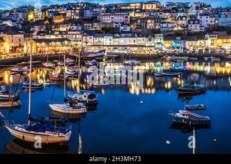 Brixham città e porto al crepuscolo. Foto Stock