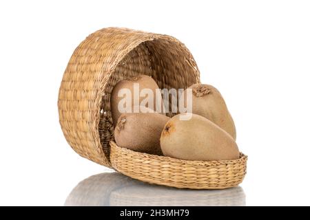 Diversi kiwi biologici succosi con un cestino, primo piano, isolato su bianco. Foto Stock