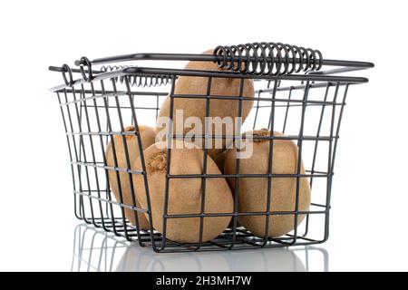 Diversi kiwi biologici succosi con un cestino, primo piano, isolato su bianco. Foto Stock