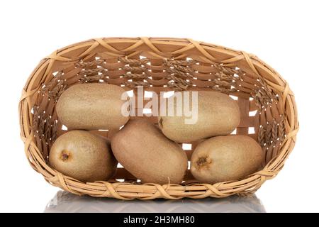 Diversi kiwi biologici succosi con un cestino, primo piano, isolato su bianco. Foto Stock