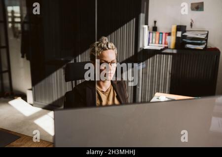 Donna matura professionale indossare occhiali che lavorano in ufficio Foto Stock