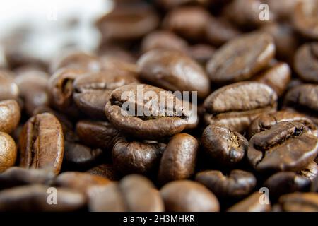 Dettaglio dei chicchi di caffè marroni su sfondo bianco Foto Stock