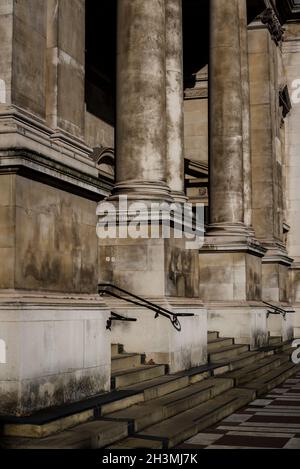 Particolare della facciata di Brompton Oratory, una grande chiesa cattolica neoclassica nel Knightsbridge, Londra, Inghilterra, Regno Unito Foto Stock