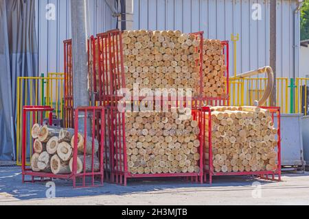 Tronchi di legno impilati al deposito di legname di telaio di cremagliera Foto Stock