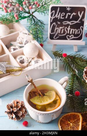 Tè verde caldo con limone su un tavolo di legno Foto Stock