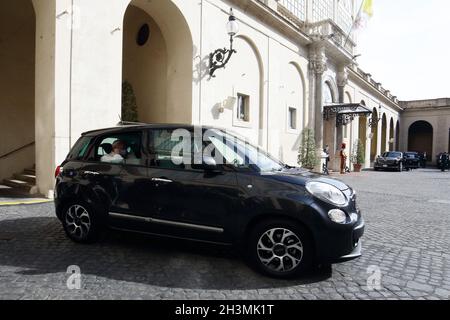 Città del Vaticano. 29 ottobre 2021. 29 ottobre 2021 - Città del Vaticano (Santa sede) PAPA FRANCESCO dopo l'incontro con il Presidente degli Stati Uniti JOE BIDEN torna nella nuova vettura FIAT 500 nella sua residenza a Santa Marta in Vaticano. Credit: ZUMA Press, Inc./Alamy Live News Foto Stock