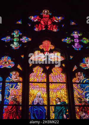 Particolare di vetrate colorate nella Cappella di San Ludmila: Dettaglio di una moderna e molto colorata vetrata nel Chapple di San Ludmila nella Cattedrale di Praga. Foto Stock