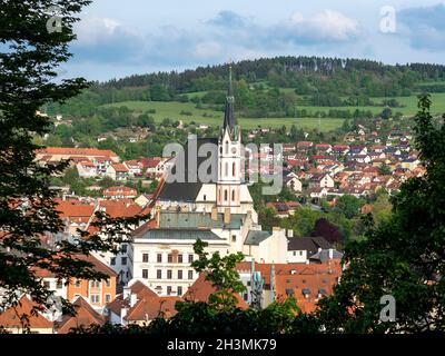 Vista di Cesky Kromlov dalla passeggiata del castello: Immagine della città di Cesky Krumlov e la Chiesa di San Vito dal parco del castello. Foto Stock