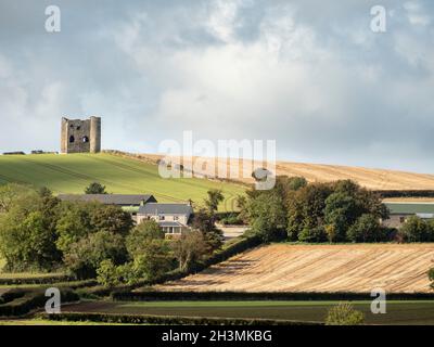 Castello di Burt Donegal: La rovina del Castello di Burt incorona una collina bassa nel paese agricolo di Donegal orientale. Un moderno casale è stato costruito sotto. Foto Stock