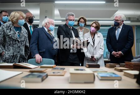 Limerick, Irlanda. 29 ottobre 2021. Il presidente federale Frank-Walter Steinmeier (r) e sua moglie Elke Büdenbender (2° da destra) visitano l'Università di Limerick insieme a Michael D. Higgins (3° da sinistra), presidente d'Irlanda, E sua moglie Sabina Higgins (l) e sono mostrati oggetti speciali dalla biblioteca lì da Ken Bergin (M), Head Special Collections and Archives. Il Presidente Steinmeier e sua moglie sono in visita di Stato di tre giorni in Irlanda. Credit: Bernd von Jutrczenka/dpa/Alamy Live News Foto Stock