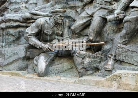 Dettaglio scultoreo di un soldato al complesso del Monumento della Motherland a Kyiv Foto Stock