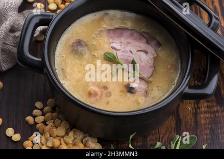 Zuppa di piselli con costolette affumicate Foto Stock