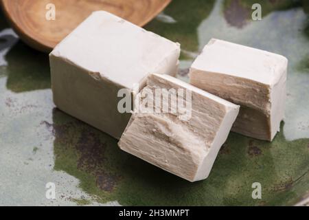 Tavola da servire di lievito pressato fresco, fuoco selettivo Foto Stock