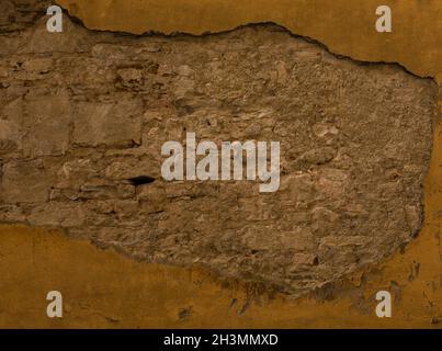 Vecchio muro di mattoni o pietra con stucco caduto. Grunge texture di architettura antica. Cornice astratta o sfondo Foto Stock