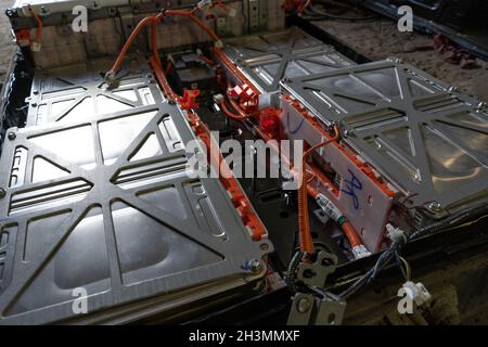 Batteria ad alta tensione da Nissan Leaf auto elettrica. Primo piano. Batteria smontata da un'auto elettrica presso la stazione di servizio. Foto Stock