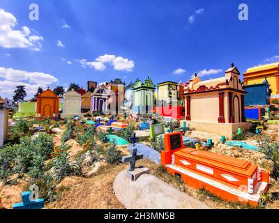 Incredibile cimitero colorato a Chichicastenango, Guatemala Foto Stock