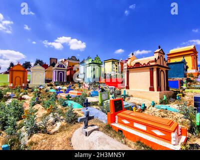 Incredibile cimitero colorato a Chichicastenango, Guatemala Foto Stock