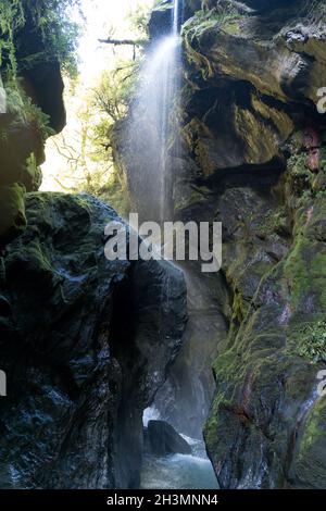 Stretta Gola Con Cascata, Wilson Creek, Haast Pass, West Coast, South Island, Nuova Zelanda Foto Stock