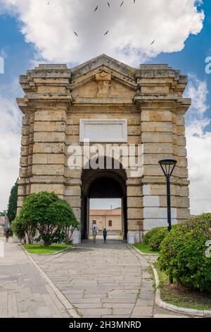 Porta Pia, antica porta della città di Ancona vicino al porto. Marche, Italia Foto Stock