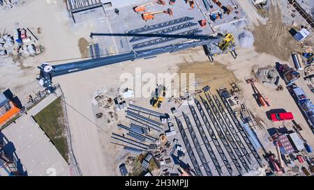 Antenna di gru in cantiere con travi in acciaio Foto Stock