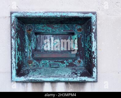 Una vecchia cassetta di sicurezza all'aperto in metallo conosciuta anche come cassaforte notturna, una volta comune sulle pareti esterne delle banche Foto Stock